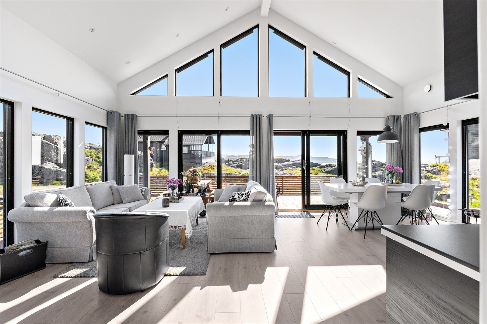 Stue med høy himling i tak som gir god romfølelse Galleribilde