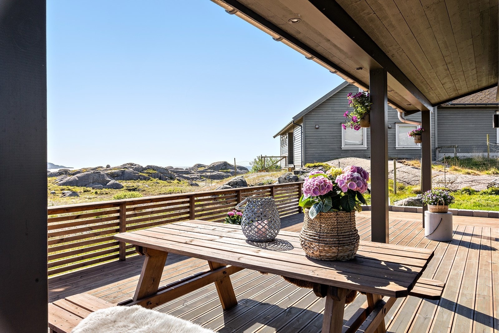 Solfylt terrasse der del er overbygget Galleribilde
