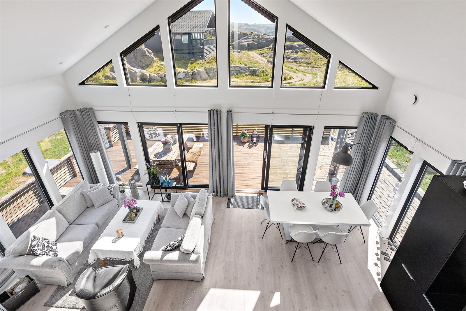 Hytta har en tøff fasade med store vindusflater i front! Galleribilde