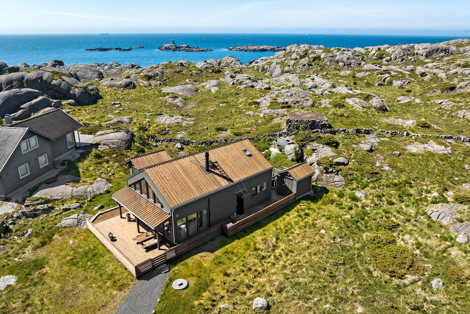 Hytta har fin beliggenhet i kupert kystterreng like ved sjøen Galleribilde