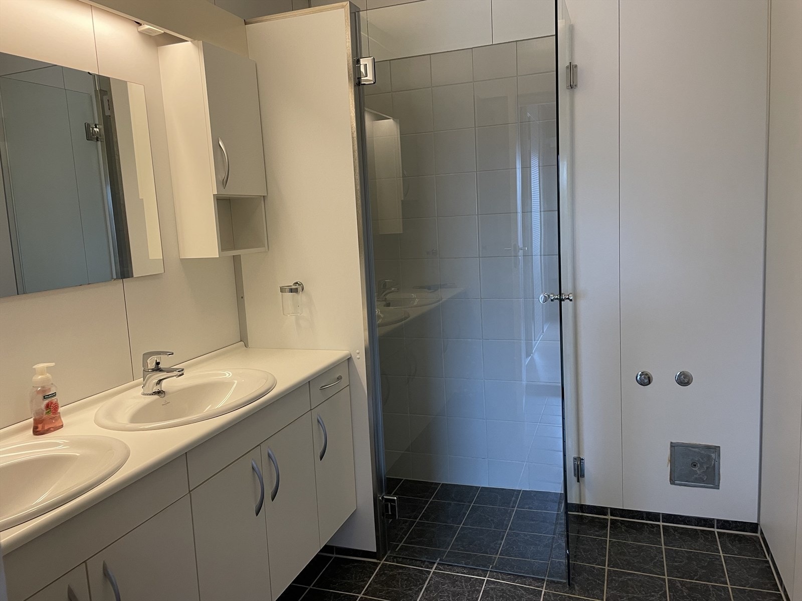 Bad i tilknytning til hovedsoverom / Bathroom connected to master bedroom Galleribilde