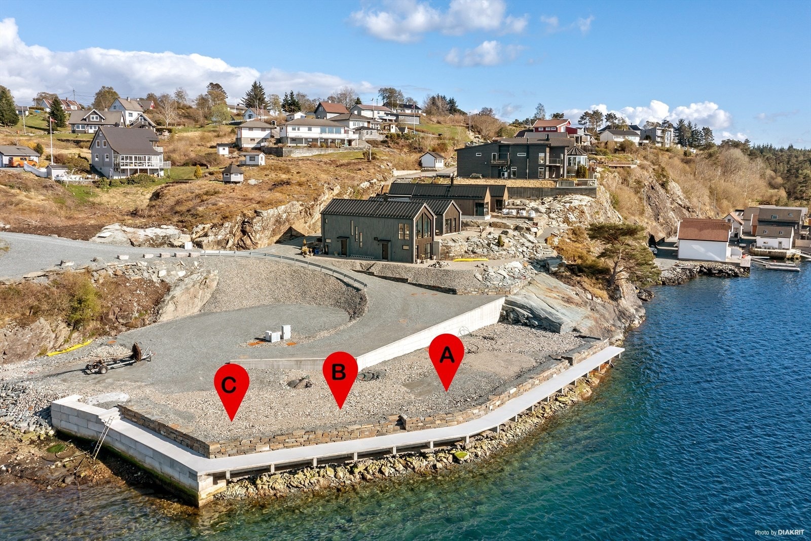 Det er totalt 3 stk. tomter for salg m/ kaifront. Galleribilde