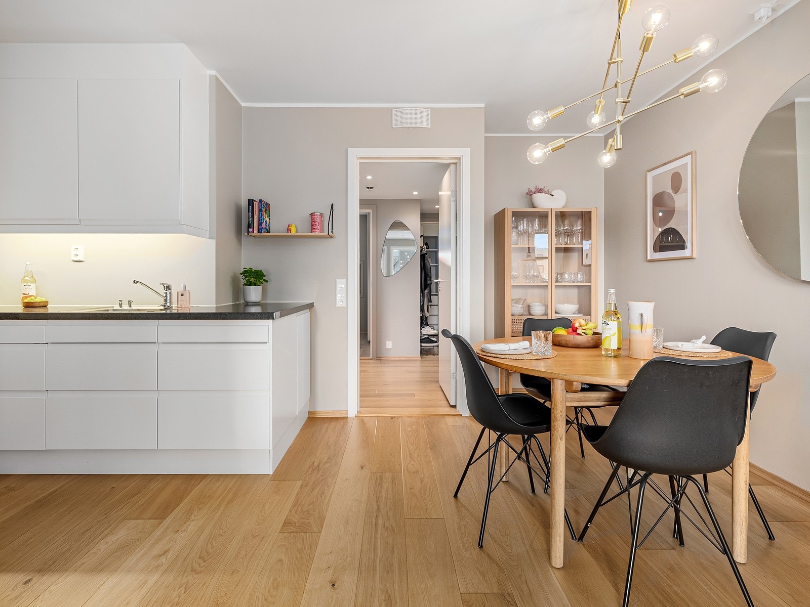 Pen 1-stavs parkettgulv som gir det moderne bygget en lunere fremtoning Galleribilde