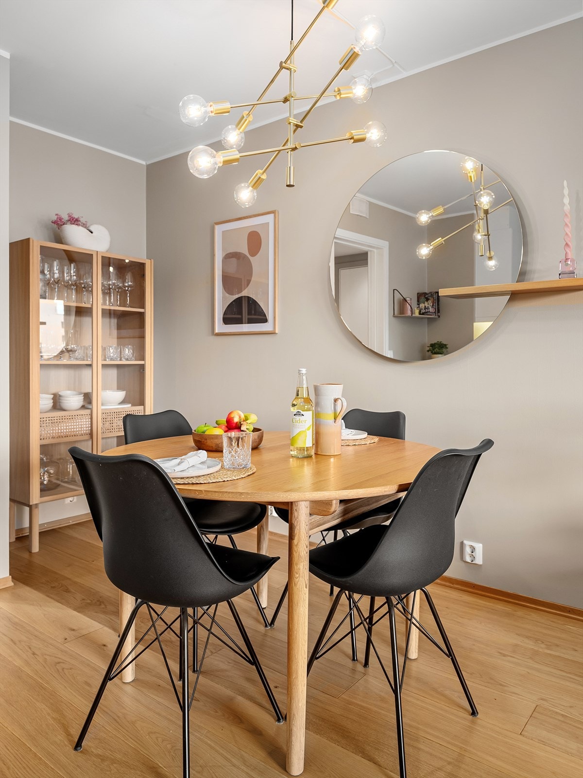 Mulighet for å tilpasse sitteplasser etter behov. Med innleggsplater kan du få plass til flere gjester Galleribilde