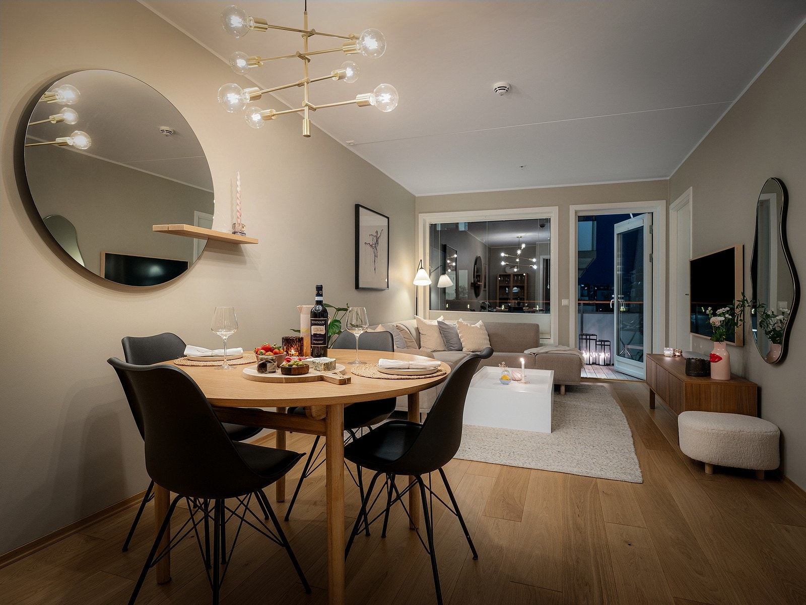 Kveldens lys fremhever detaljene i leilighetens elegante innredning - en perfekt setting for minneverdige øyeblikk Galleribilde