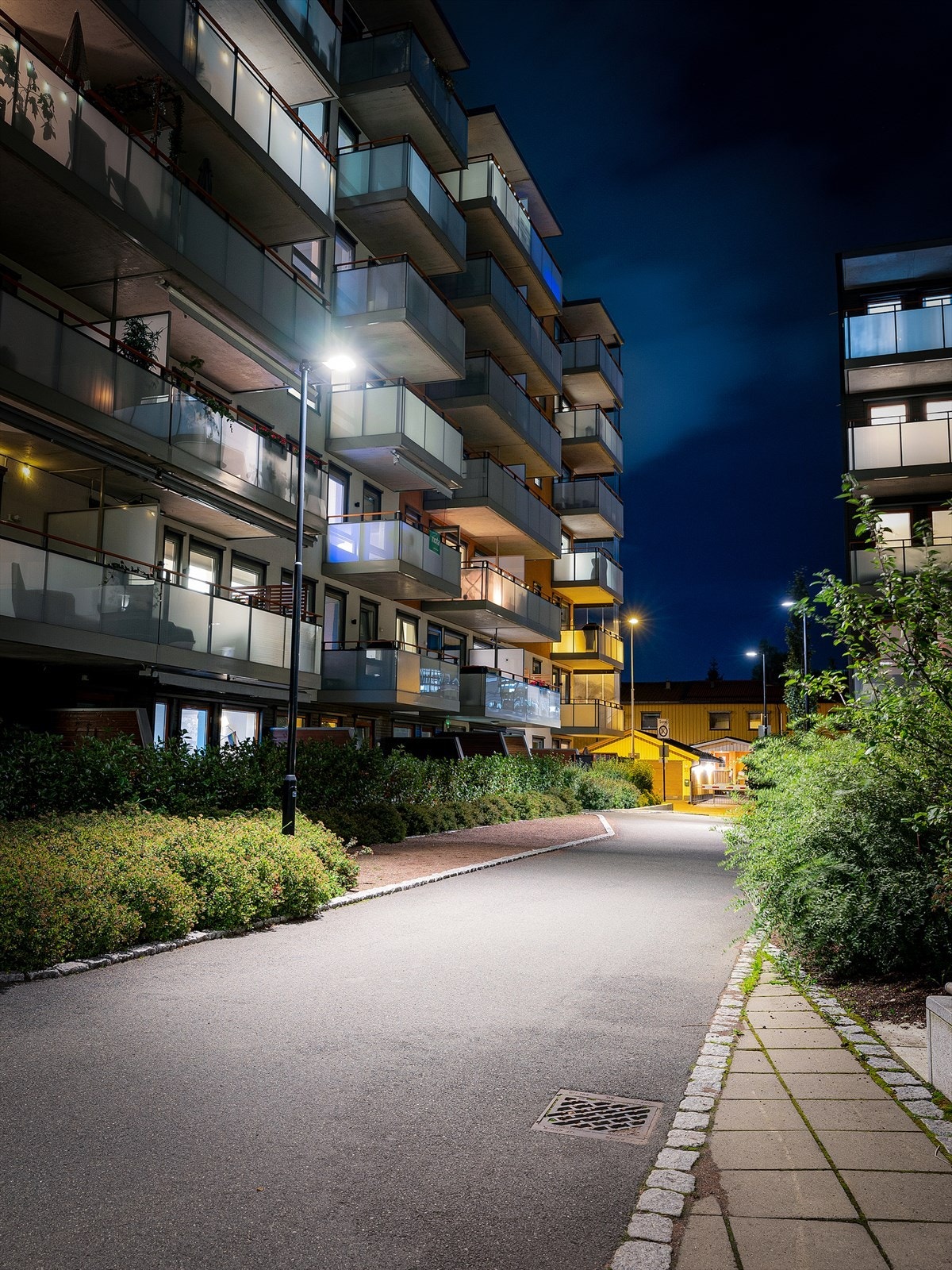 Fasaden på kveldstid Galleribilde