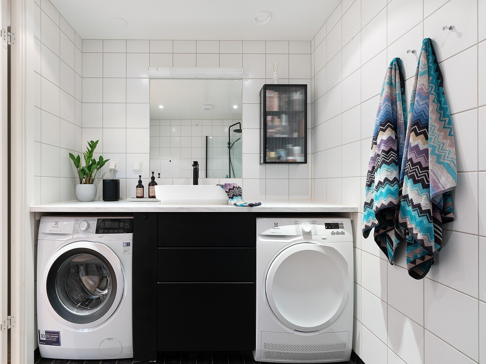 Badet har en generøs størrelse og fremstår som moderne og innbydende Galleribilde
