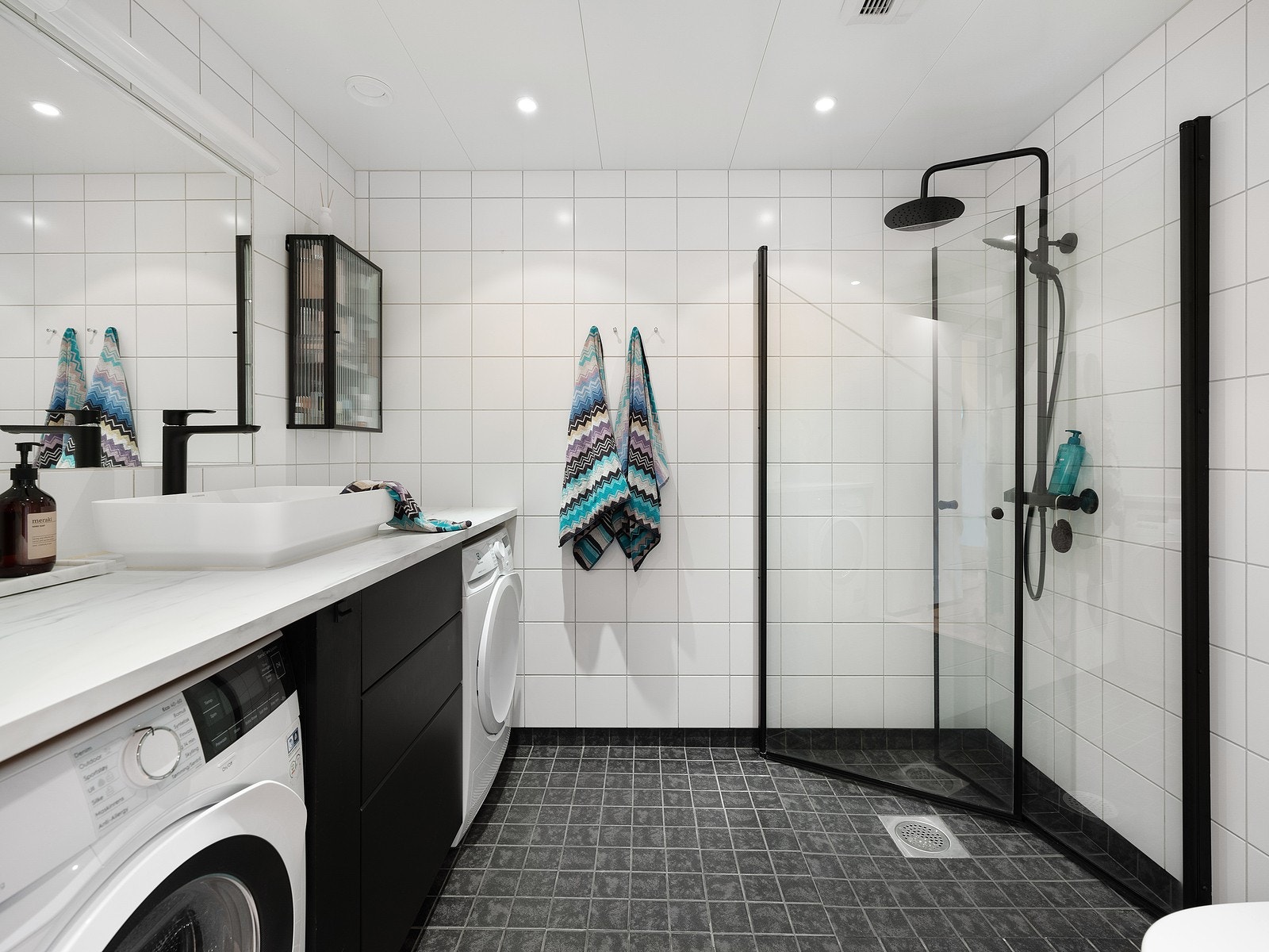 Badet har en god utforming hvor innredningen er plassert fornuftig Galleribilde