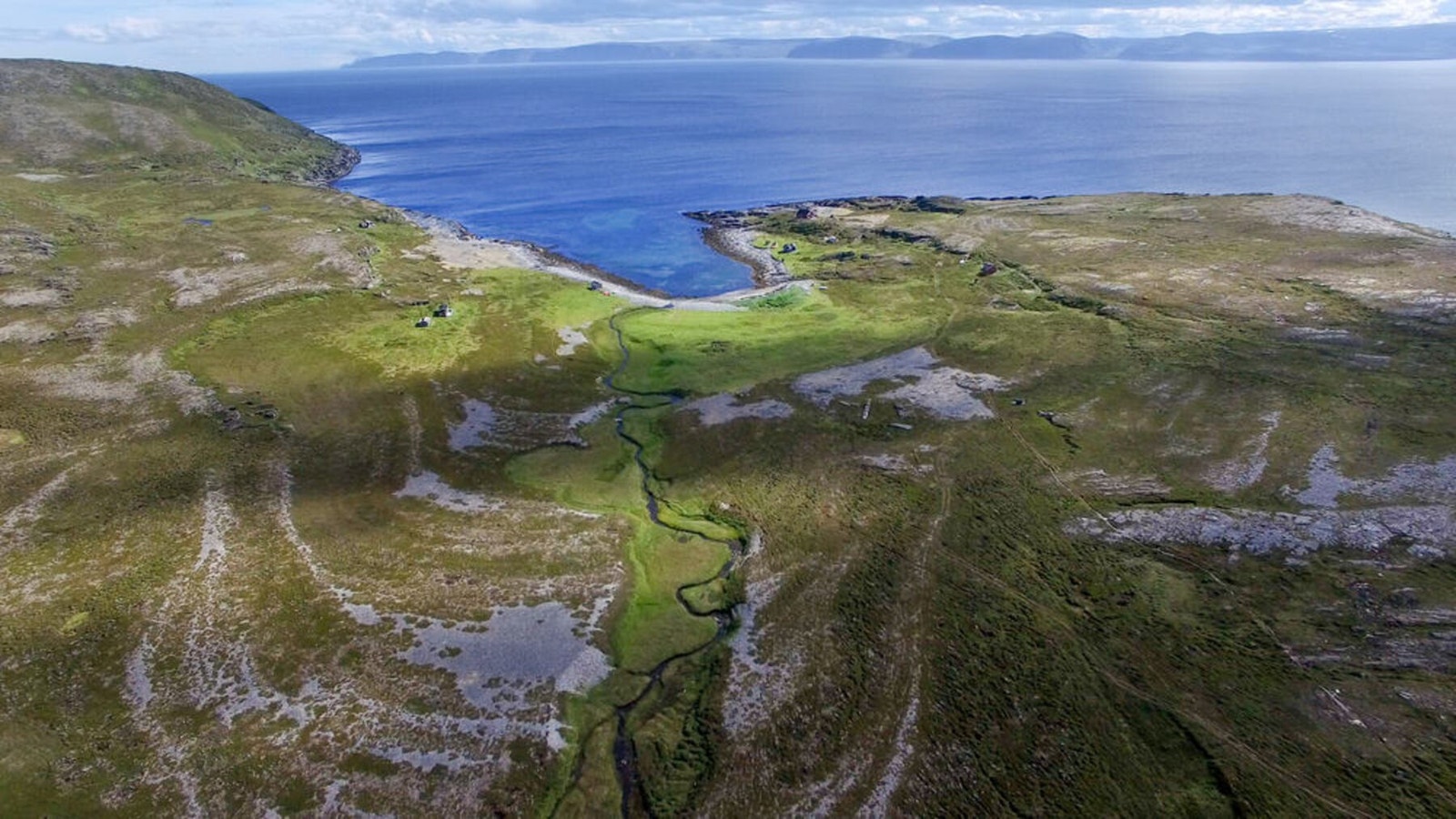 Ytter-Rasskeila 10 - Eiendommen ligger i Nordkapp kommune på Østsiden av Porsangerhalvøya med utsikt mot Porsangerfjorden. Galleribilde