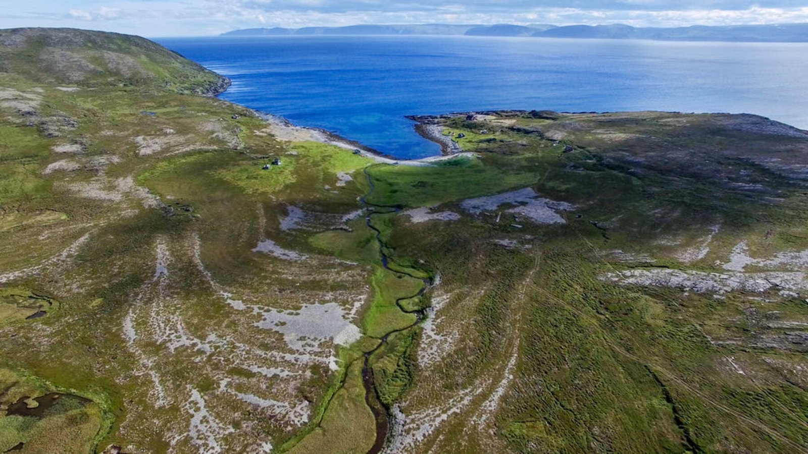 Ytter-Rasskeila 10 - Eiendommen ligger ca 4 mil fra Honningsvåg sentrum og ca 6 mil fra Olderfjord. I Olderfjord kommer du inn på E6 til Lakselv og/eller Alta/Hammerfest. Galleribilde