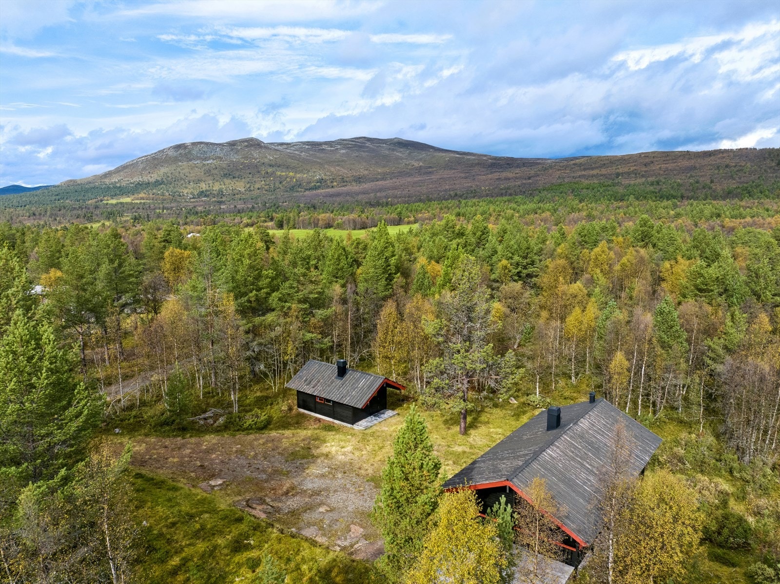 Hytta ligger fint til like ved turstier og løypetrase, og er et like fint utgangspunkt for turer både sommer og vinter. Disse går bla over til Slombseter, Gråhø, Lemonsjøen og Tesse. Galleribilde