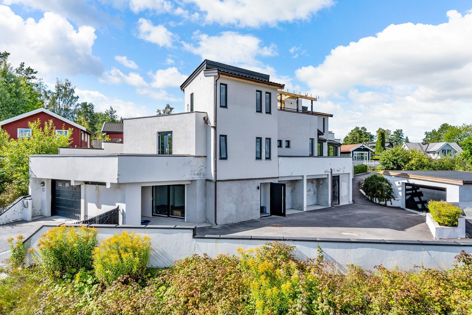 Bygningsmassen er seksjonert med seksjonsnummer 1 og 2, hvor 1.etasje og underetasje er tilknyttet seksjon nr 1 og leilighet i 2. etasje er tilknyttet seksjon nr 2. Galleribilde