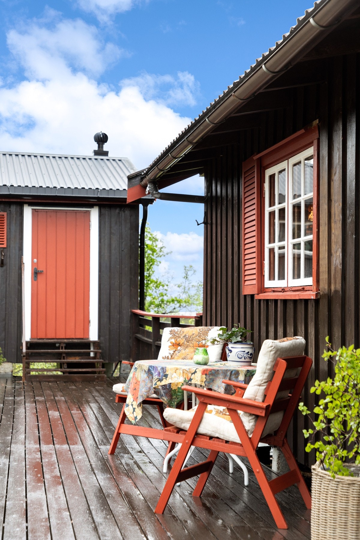 Uteplass. Inngang til uthus/anneks Galleribilde