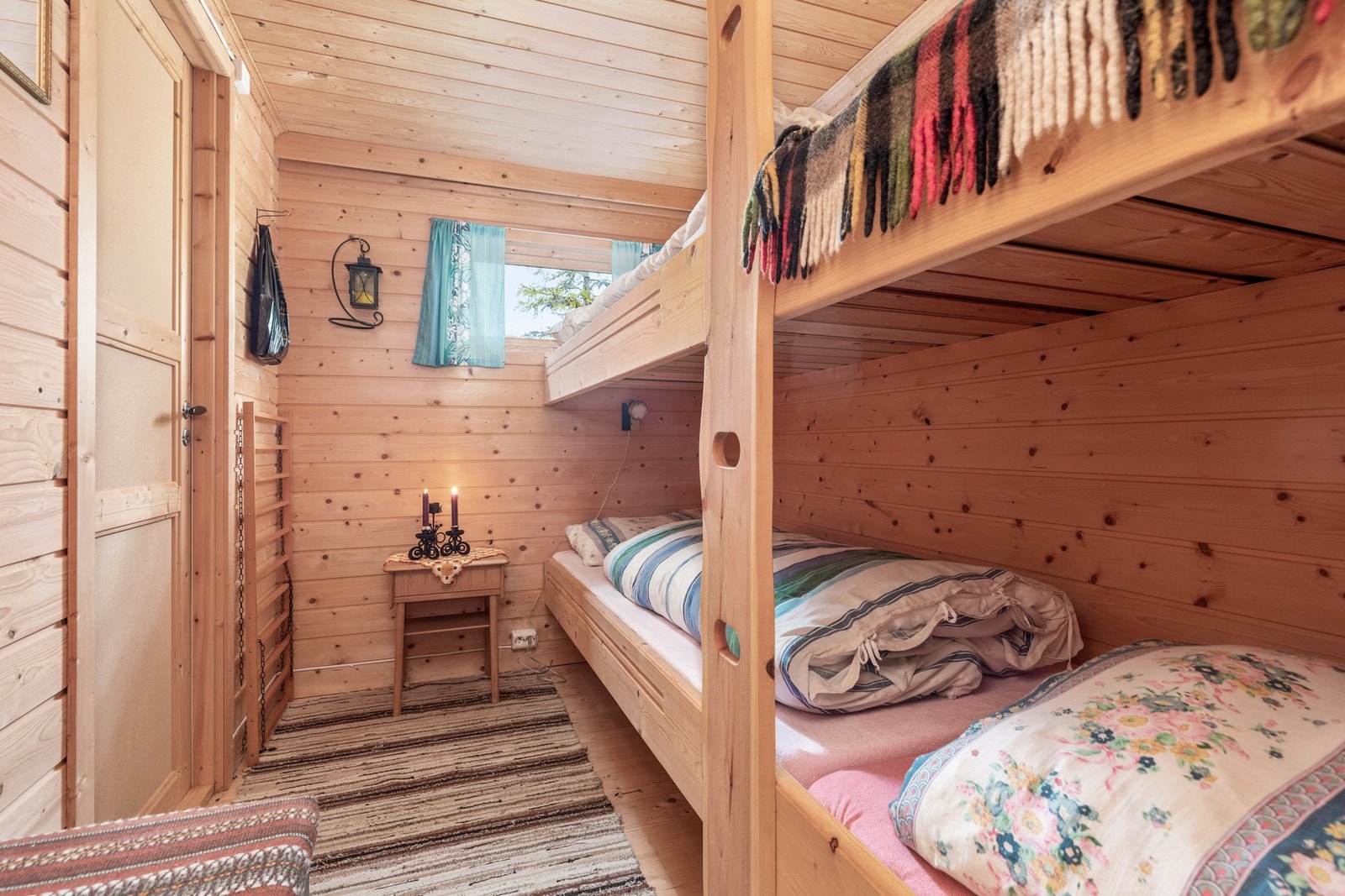 Rom i uthus som er innredet Galleribilde