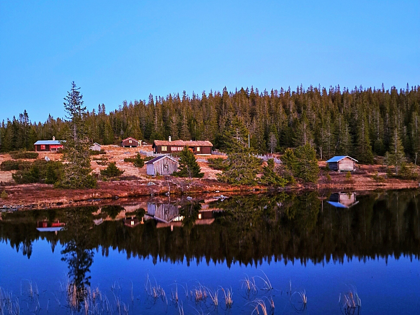 Se utover fjellvannet som glitrer i sola, og vær en del av kulturlandskapet med den gamle setervollen. Galleribilde