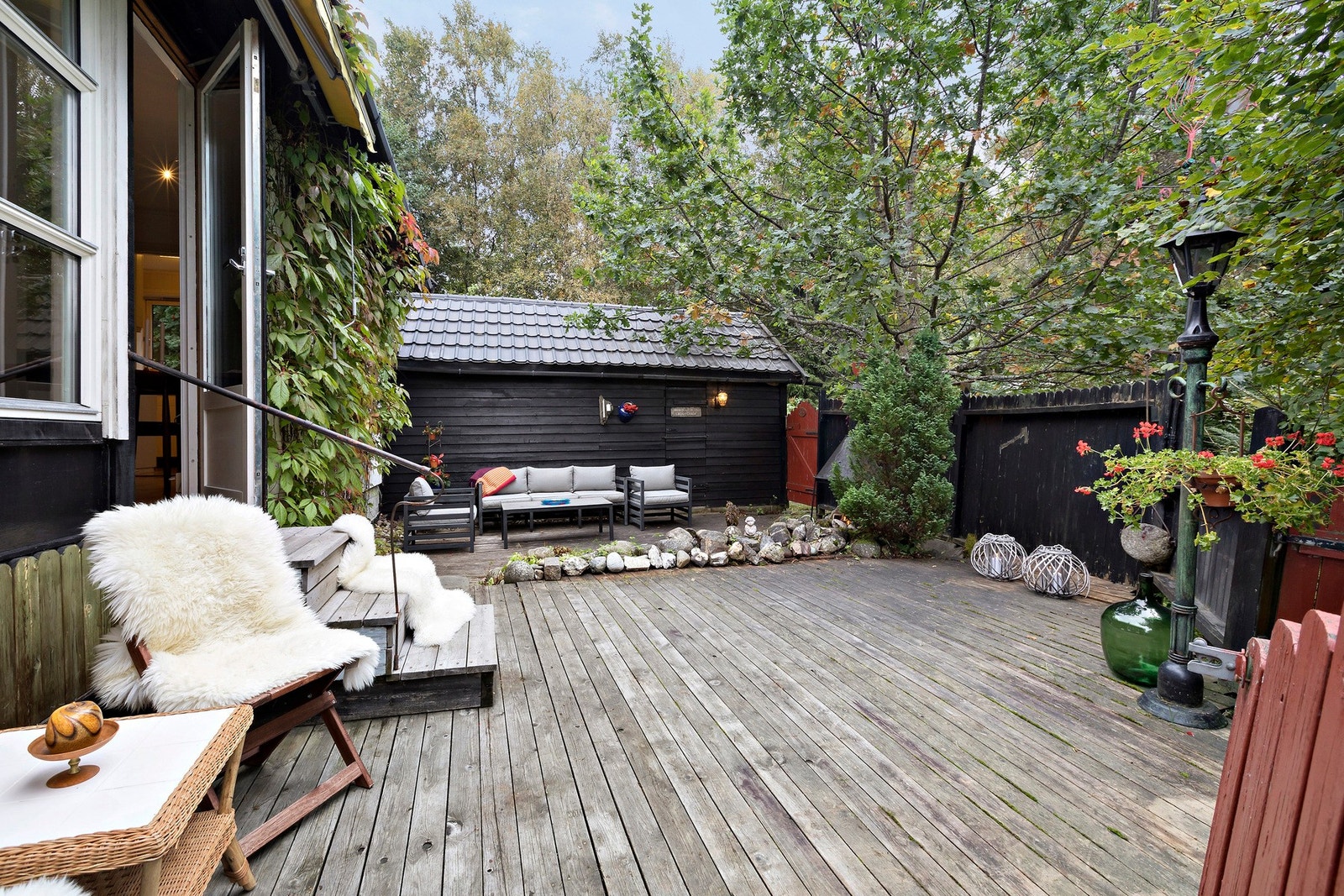Fra stua har du utgang til solrik terrasse og hage Galleribilde