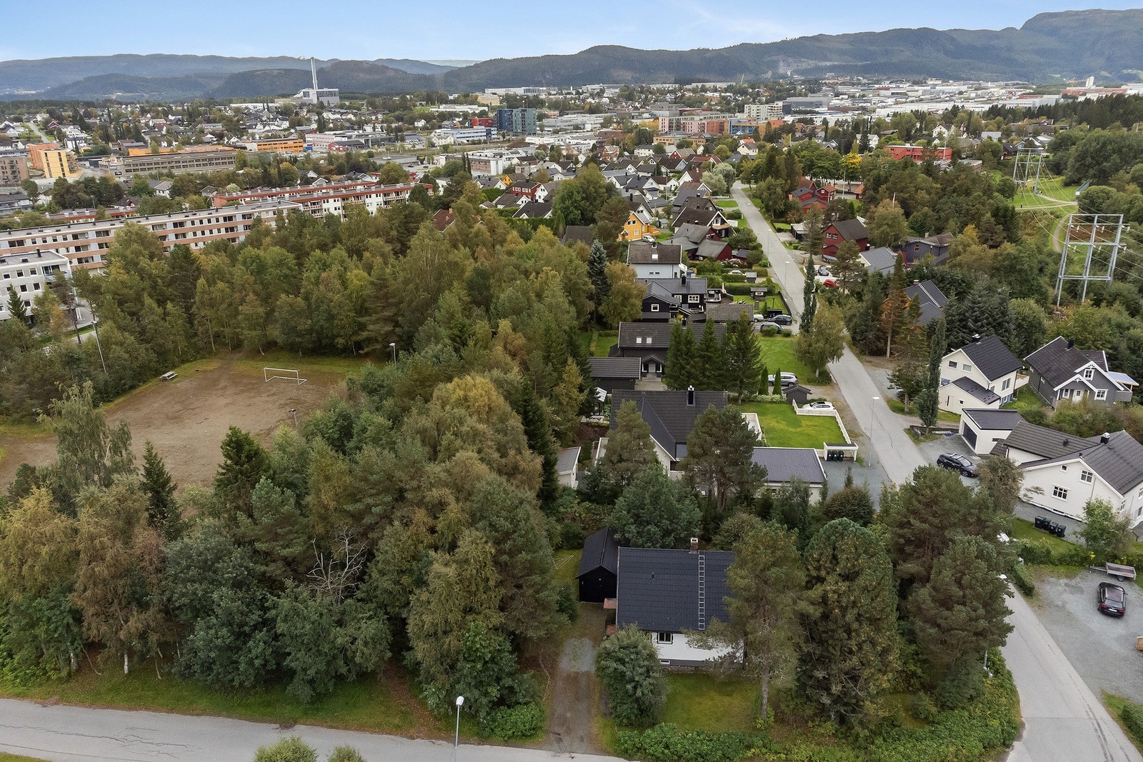 Her har du en kort spasertur bort til Stabbursmoen skole og Heimdal sendtrum hvor du finner alt av kollektivtilbud som buss og togg Galleribilde