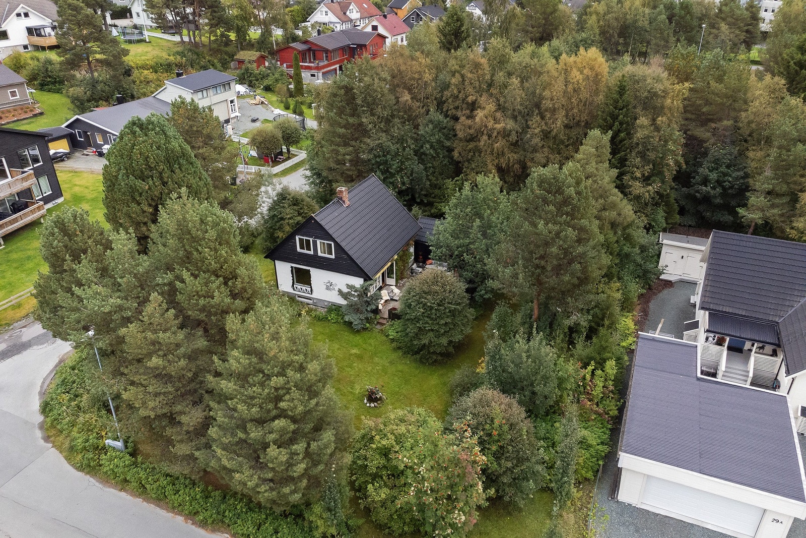 Velkommen til en innholdsrik enebolig med stor og flat tomt i et etterspurt område på Heimdal Galleribilde