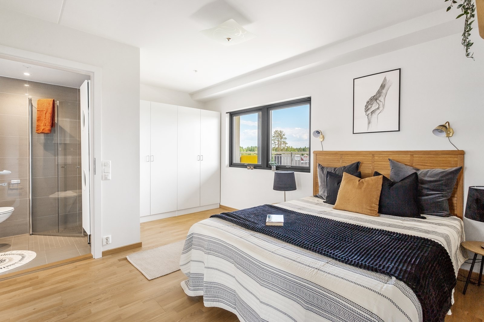 Hovedsoverommet er meget romslig og ligger i suiteløsning med bad. Galleribilde