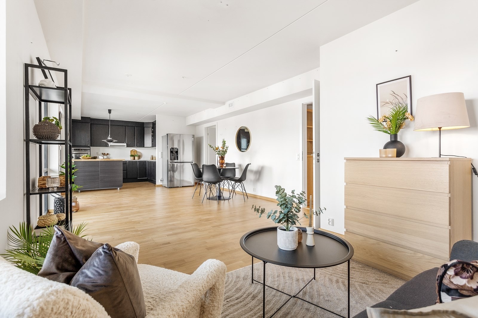 Stuen og kjøkkenet ligger i åpen løsning og det er vannbåren varme i gulvet for et behagelig innemiljø. Galleribilde
