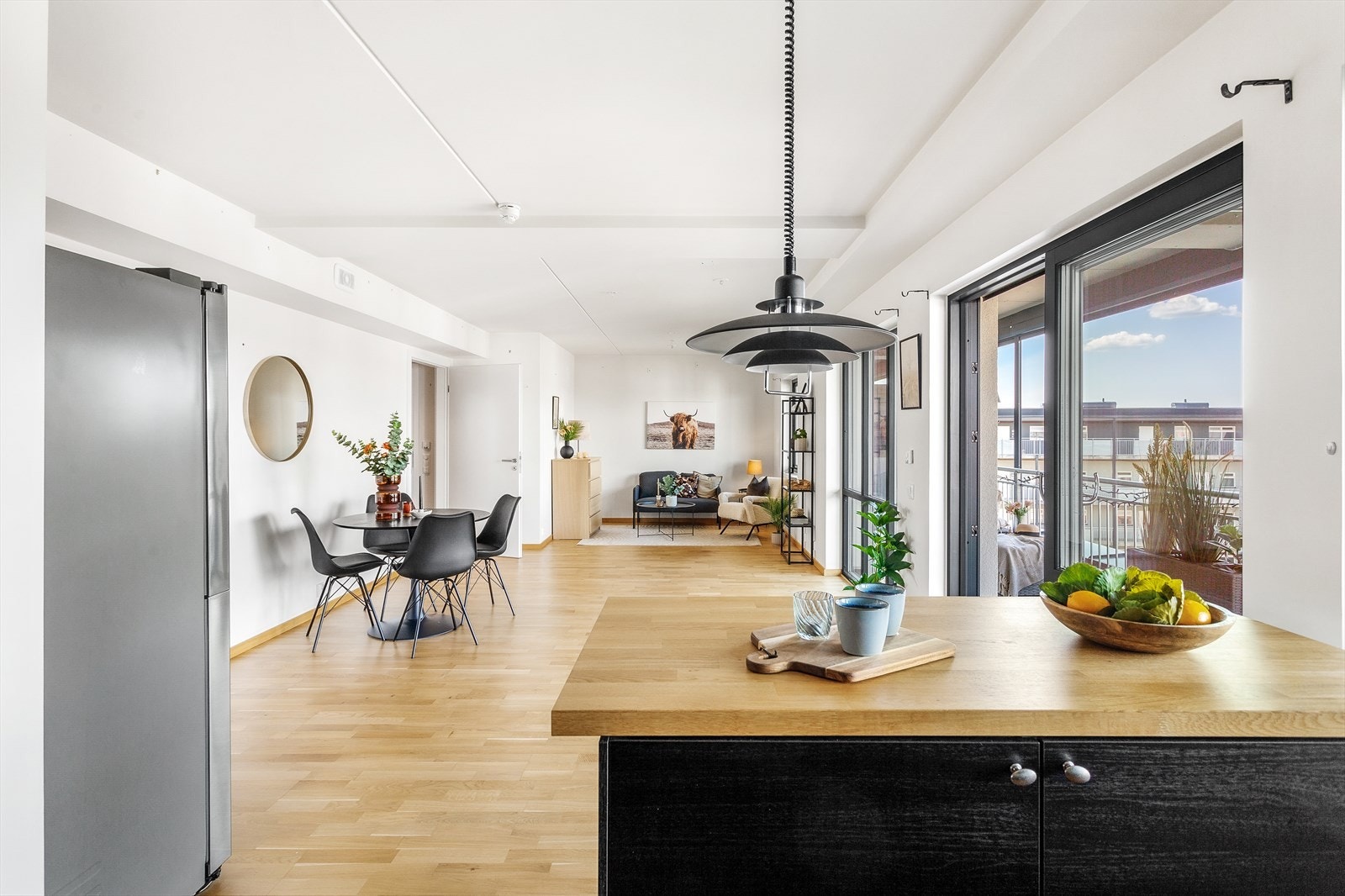 Kjøkkenet ligger i åpen løsning mot stuen med tilvalg fra 2019. Galleribilde