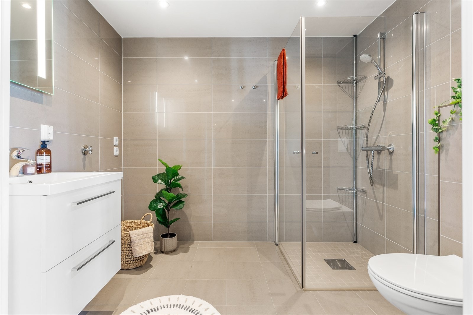 Leiligheten har to delikate bad, hvorav ett har adkomst fra entreen og ett ligger i suiteløsning med hovedsoverommet. Galleribilde