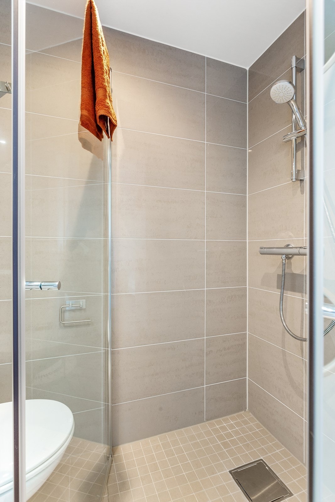 Badet er for øvrig flislagt og har varme i gulv og downlights i himling. Galleribilde