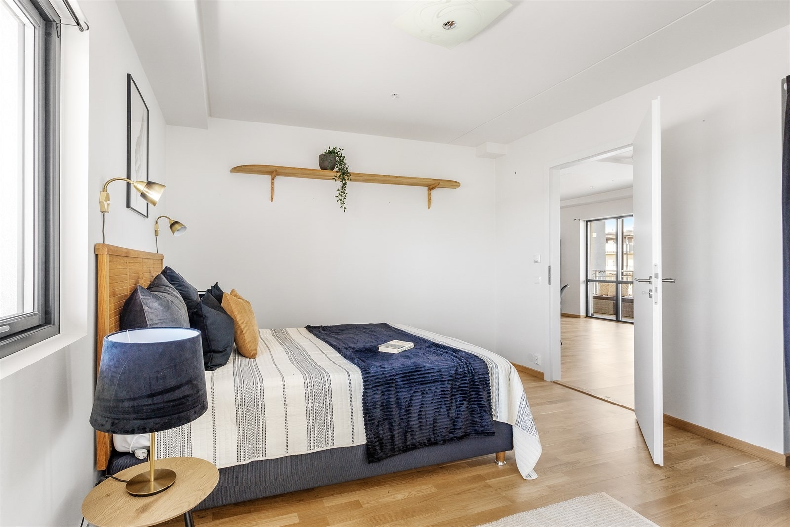 Det største soverommet ligger i suiteløsning med et pent bad holdt i samme stil som hovedbadet. Galleribilde