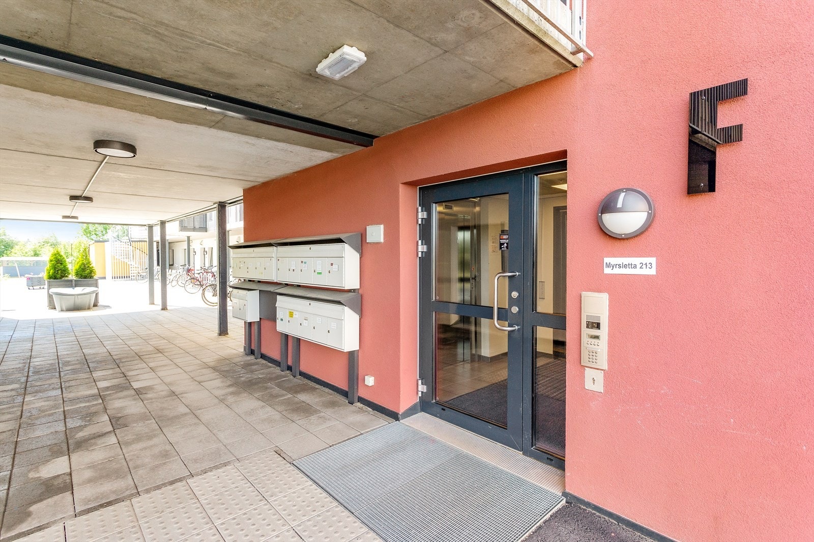 Inngangspartiet har postkasser utenfor og heis. Galleribilde