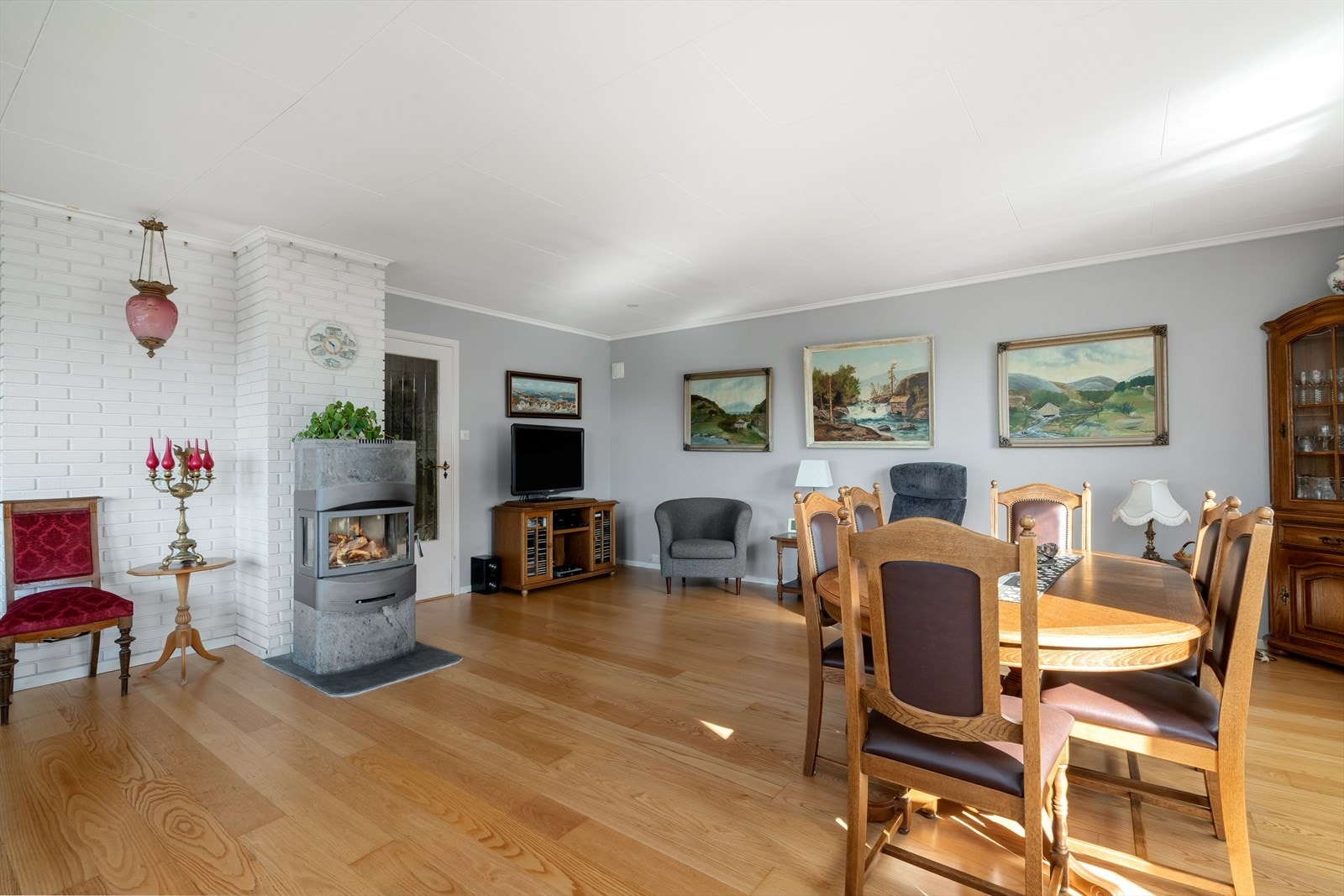 Overetasjen har en stor, lys og luftig stue med god plass til sofagruppe og spisestue. Galleribilde