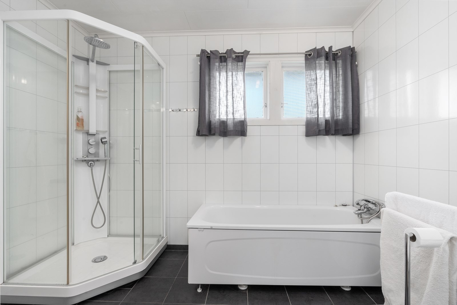 Vegghengt wc, dusjkabinett og badekar. Galleribilde