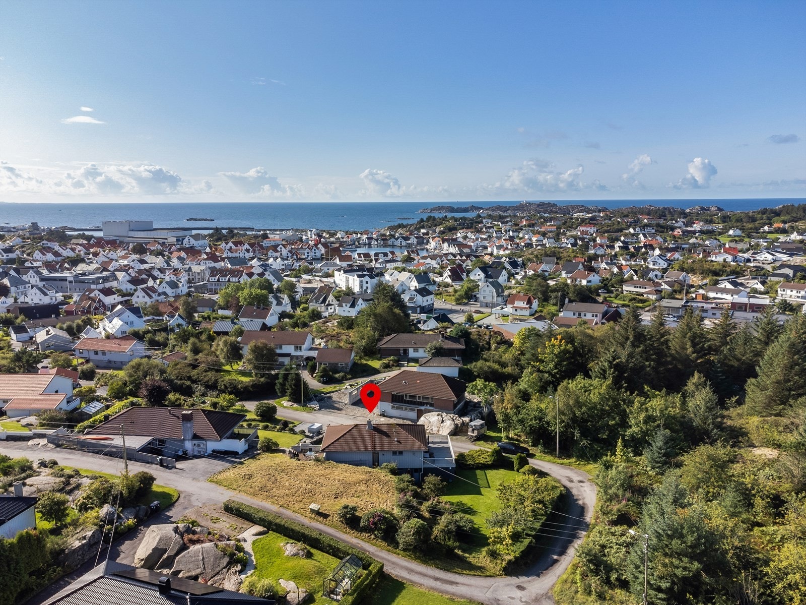 Attraktivt beliggende i etablert bo-område. Her har en gangavstand til alt i Skudeneshavn. Kort vei til skole, barnehage og rikt utvalg av butikker i sentrum. Galleribilde