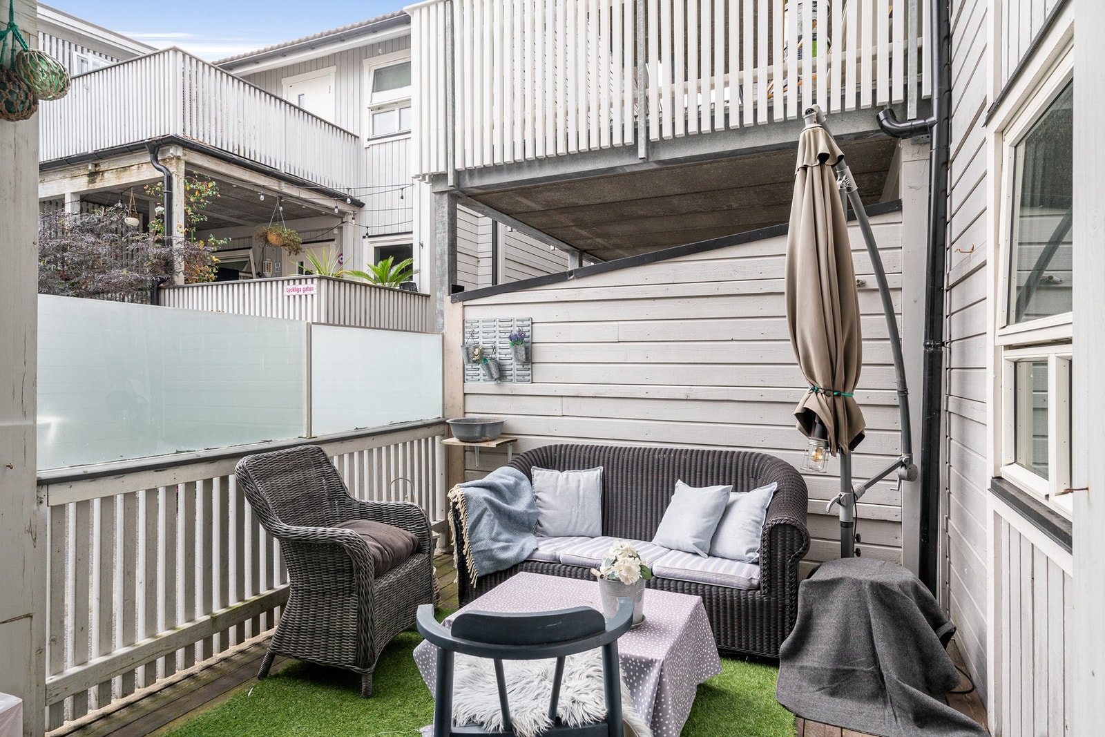 Skjermet uteplass ved inngangsparti. Galleribilde