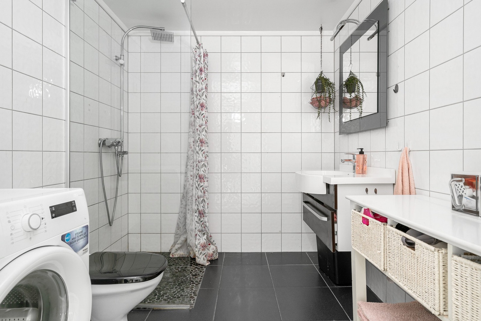 Flislagt bad med varmekabler i gulv og opplegg for vaskemaskin. Galleribilde