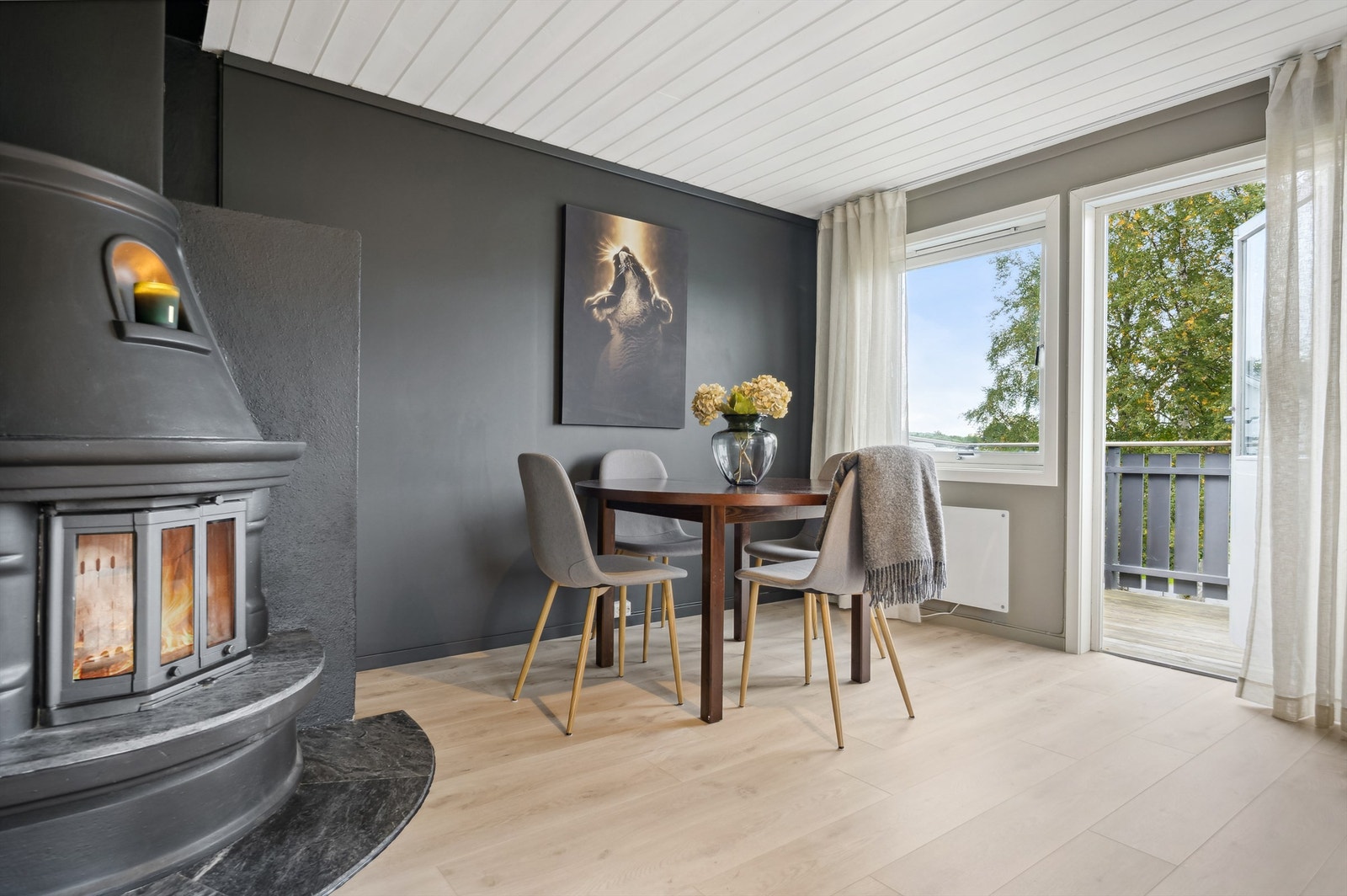 Stuen har utgang til stor og solrik balkong Galleribilde
