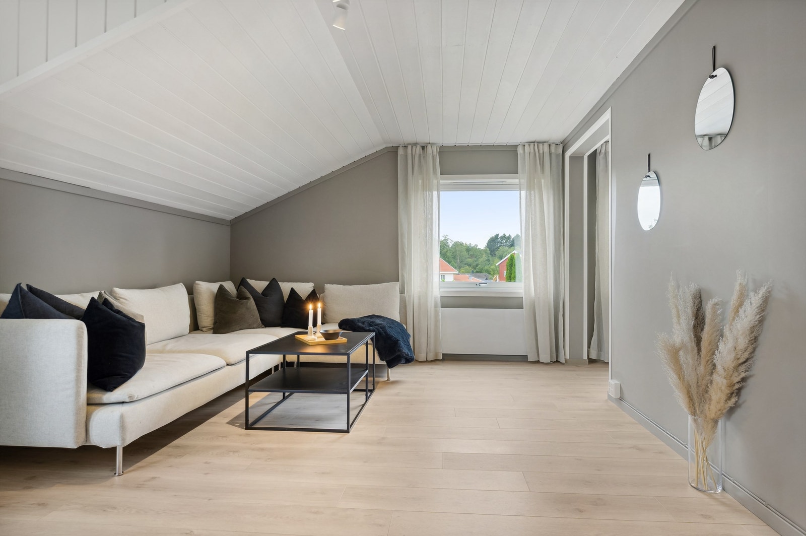 Stuen har tidsriktige farge og materialvalg Galleribilde