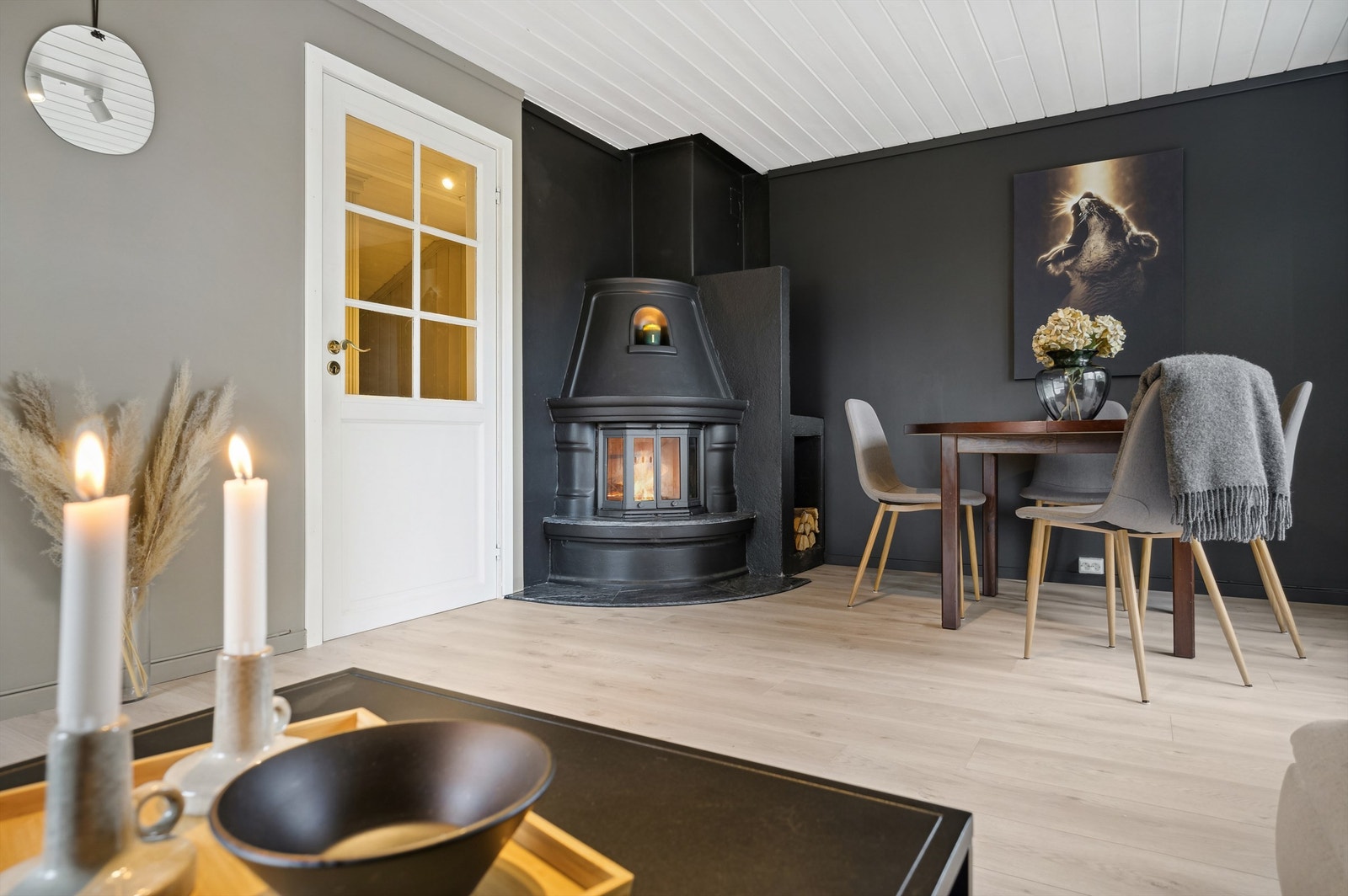 Stuen har god plass for både sofamøblement og spiseplass Galleribilde