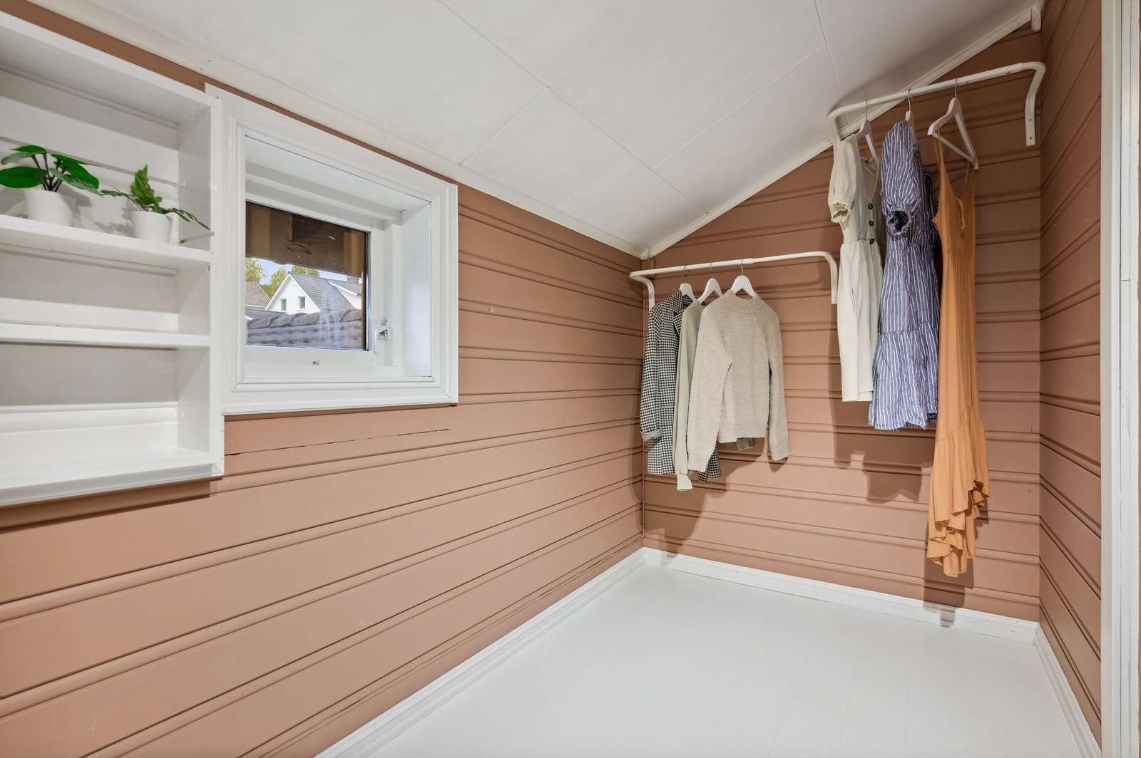 Walkin- in garderobe med god plass for klesoppbevaring. Galleribilde