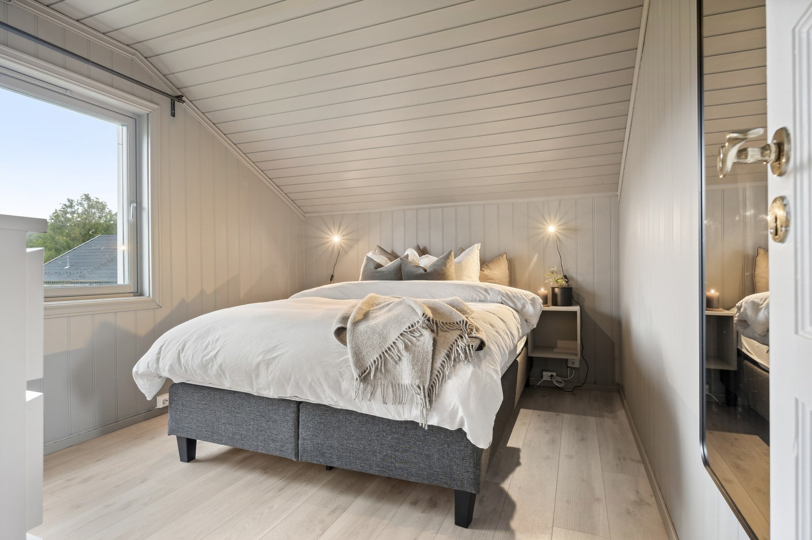 Leiligheten inneholder ett stort og trivelig soverom. Galleribilde