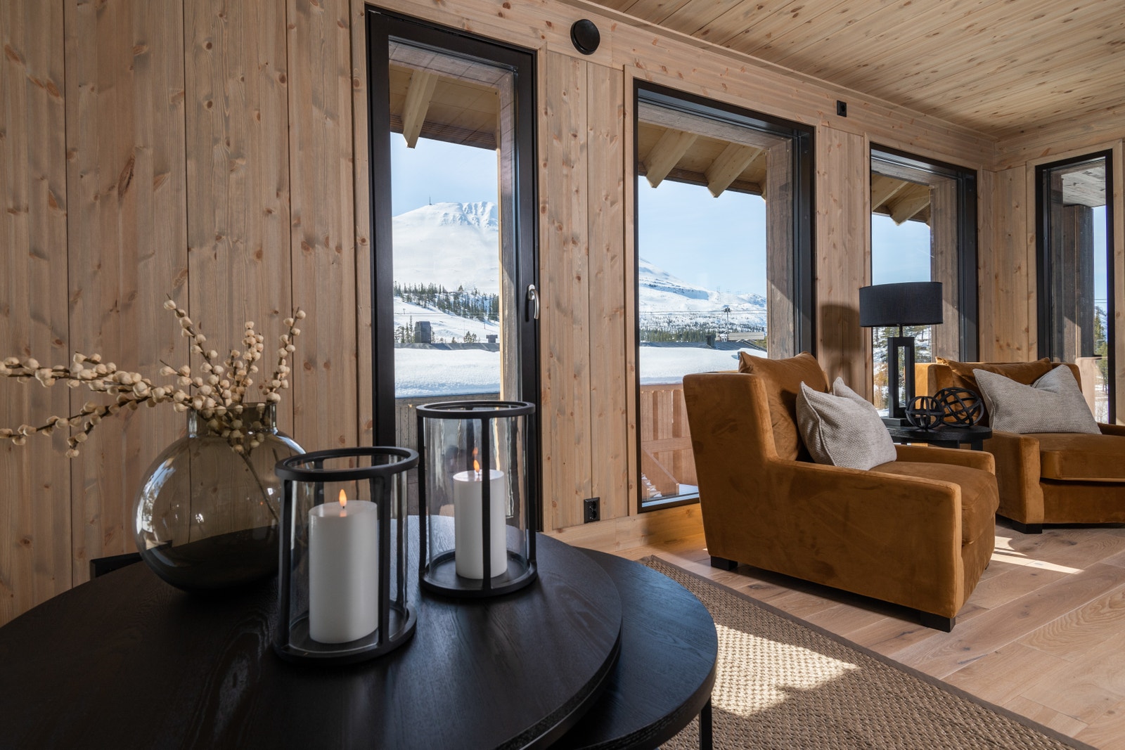 Stue med store vinduer som slipper den fantastiske utsikten inn - se på Gaustatoppen! Galleribilde