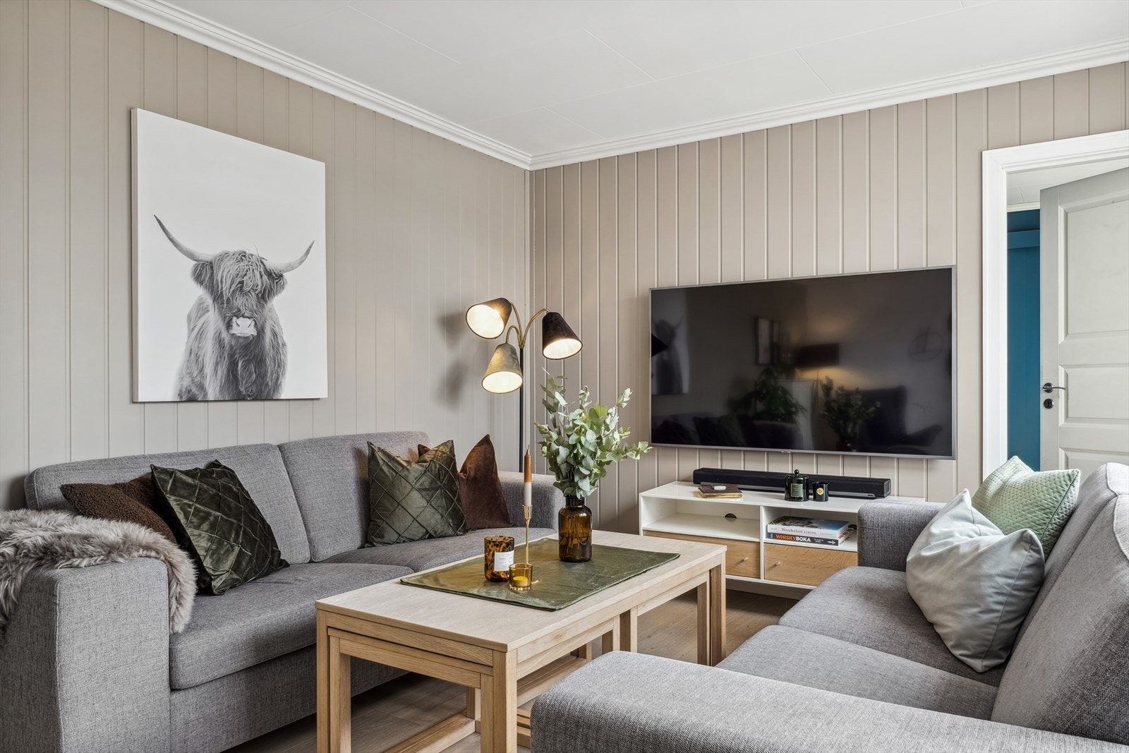 I enden av stuerommet får TV-stuen sin naturlige plassering. Galleribilde