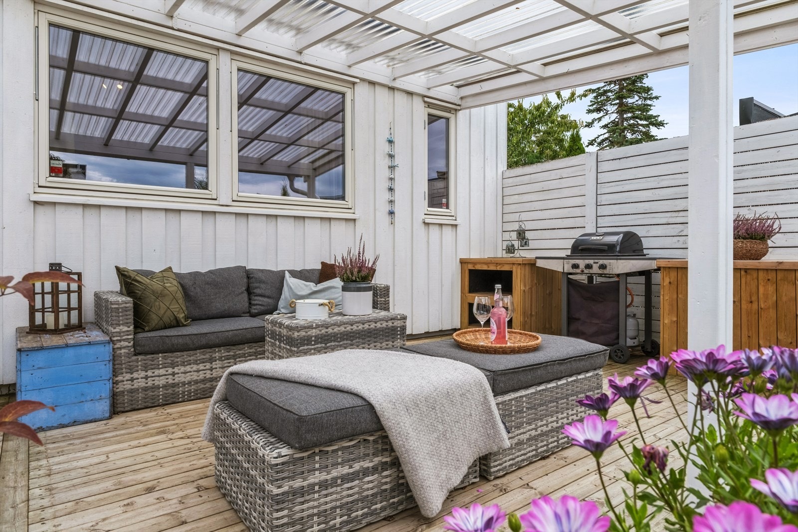 Boligen har en svært god beliggenhet i et familievennlig boområde. Det er gangavstand til dagligvarebutikker som både Coop Prix, Rema 1000 og Bunnpris, hvor sistnevnte er åpen på søndager. Galleribilde