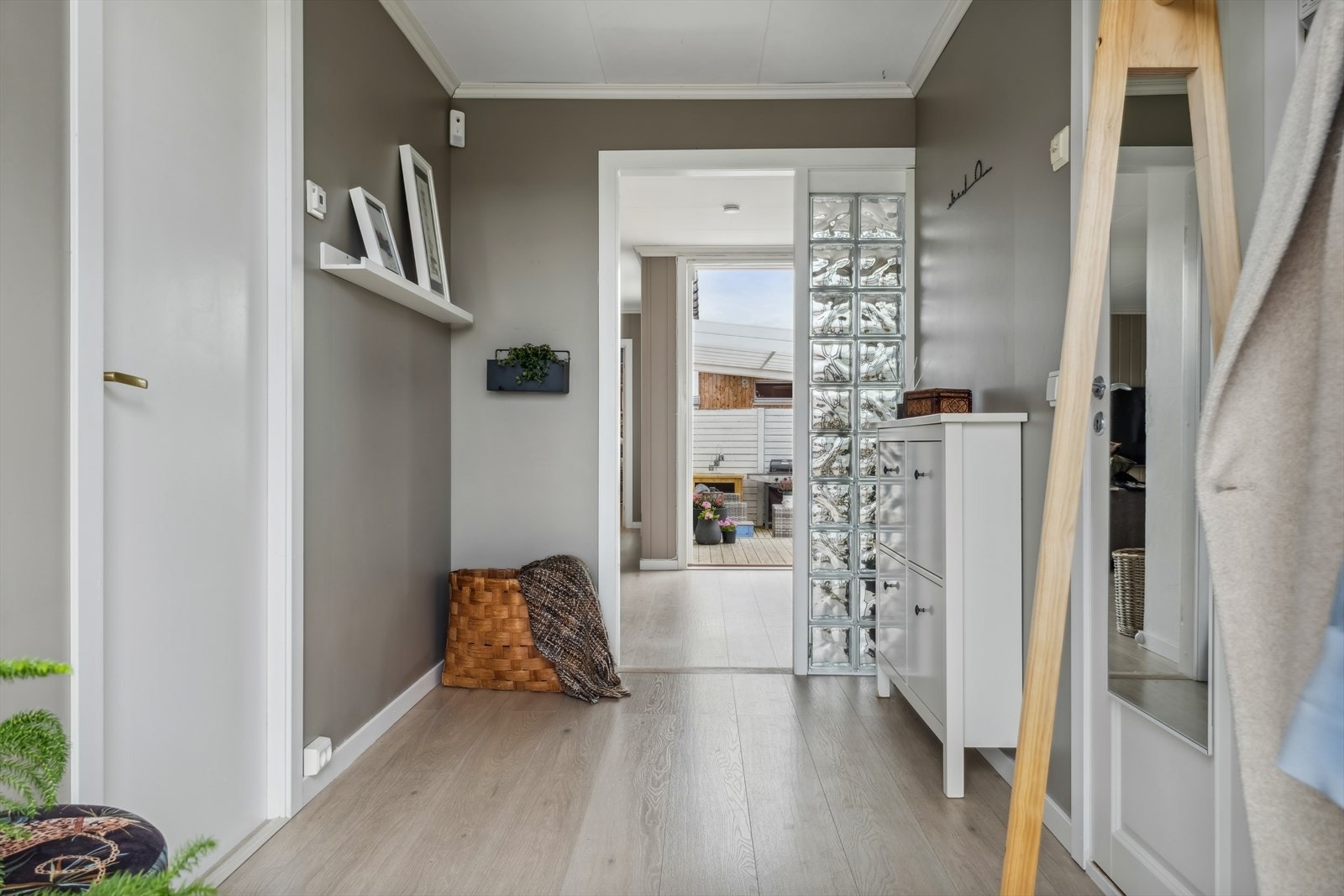 Når man kommer inn i boligen trer man inn i en romslig entré som gir gode oppbevaringsmuligheter. Galleribilde