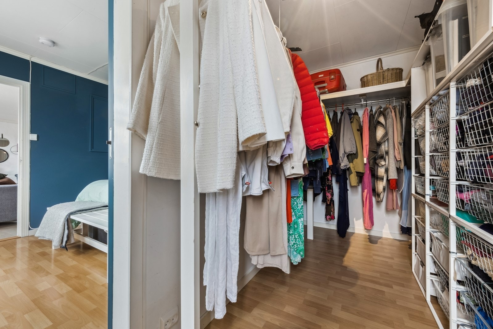 Soverommet byr på en romslig, innvendig bod som enkelt kan benyttes som walk-in garderobe. Galleribilde