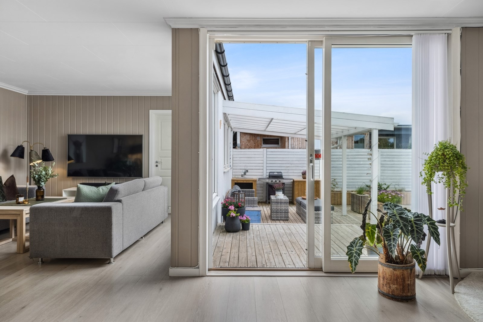 Boligen varmes opp gjennom elektrisitet, varmepumpe og vedfyring. Galleribilde