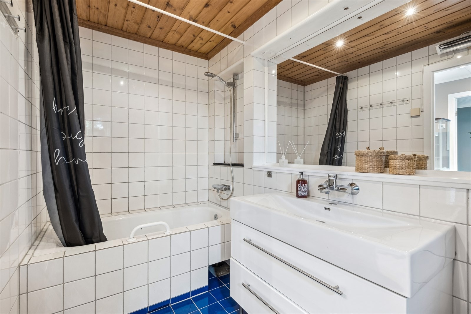 Det er fliser på både gulv og vegger. Galleribilde