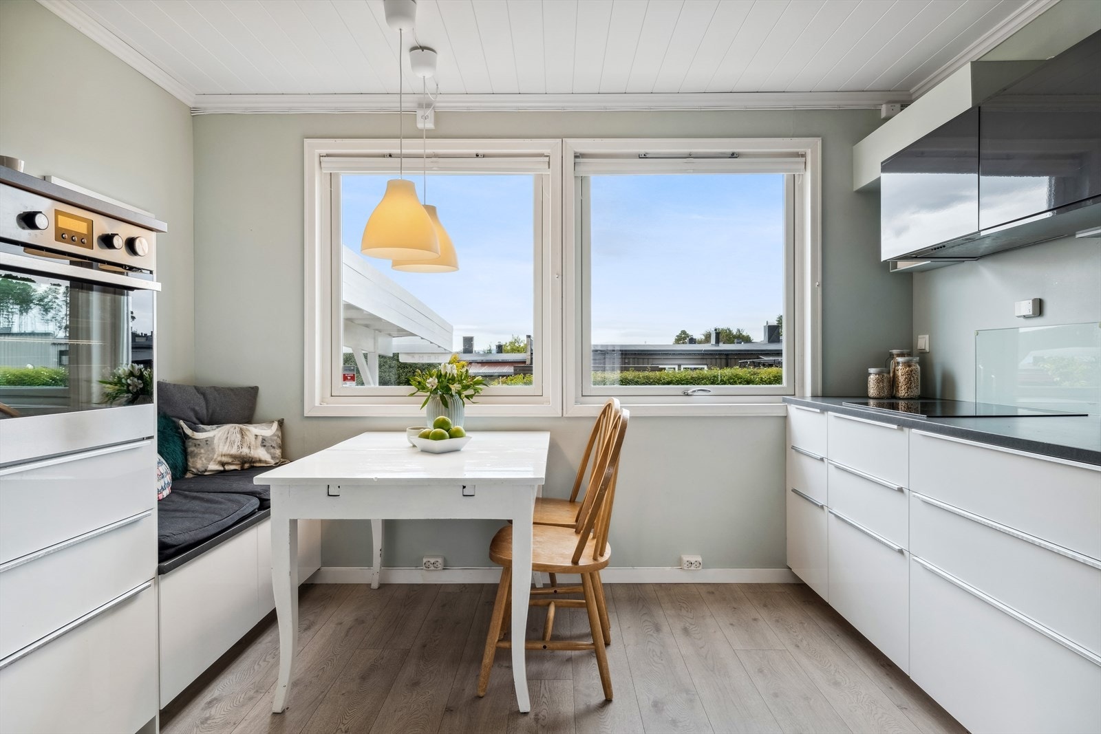 Den gode størrelsen gir rikelig med skap- og benkeplass. Galleribilde