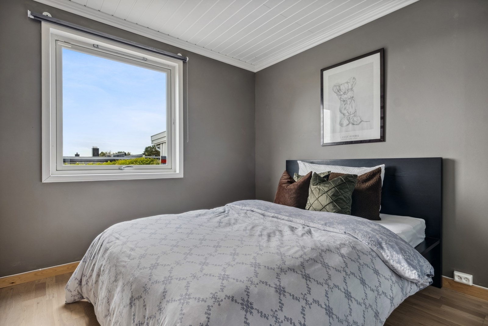 Boligen innehar totalt 3 soverom i hoveddelen, hvorav alle av god størrelse. Dette soverommet strekker seg over 10m². Galleribilde