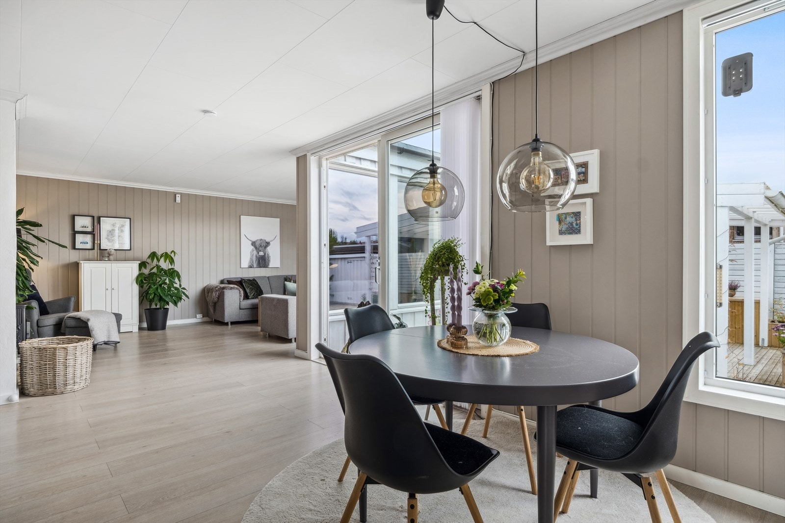 Her får man en rekke gode kvaliteter, med blant annet en svært romslig stue med god plass til å møblere etter eget ønske. Stuerommet er på hele 35,5m². Galleribilde