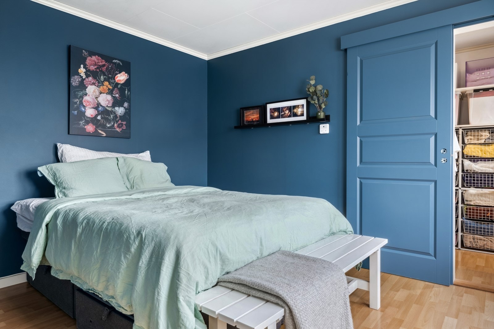 I direkte tilknytning stuen ligger hovedsoverommet på 10m². Galleribilde